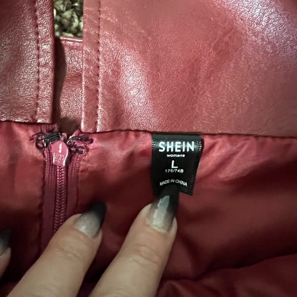 SHEIN red pleather mini skirt with belt - Picture 4 of 5